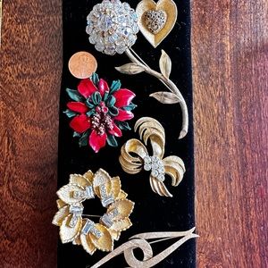 6 vintage brooches.